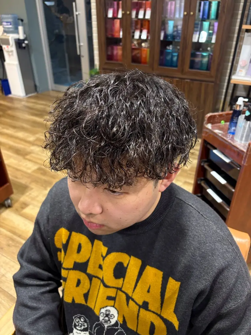 ミディアム パーマ メンズ ミディアムパーマ メンズパーマ 波巻きパーマ カット パーマ 鶴田 将清のヘアスタイル