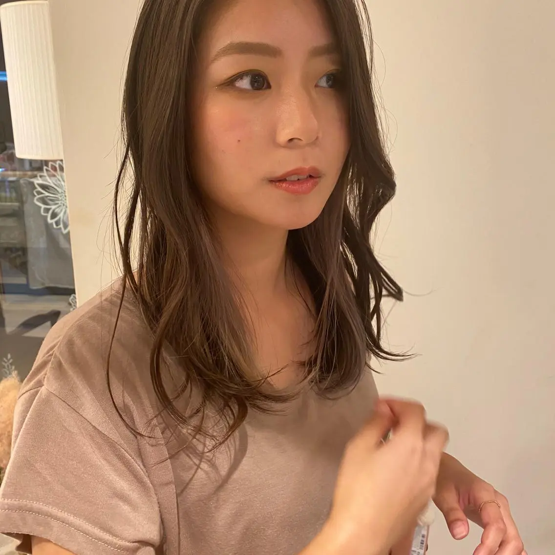 ロング カラー ヘアアレンジ イヤリングカラー グレージュ ミルクティーグレージュ 美髪矯正 韓国レイヤーのヘアスタイル