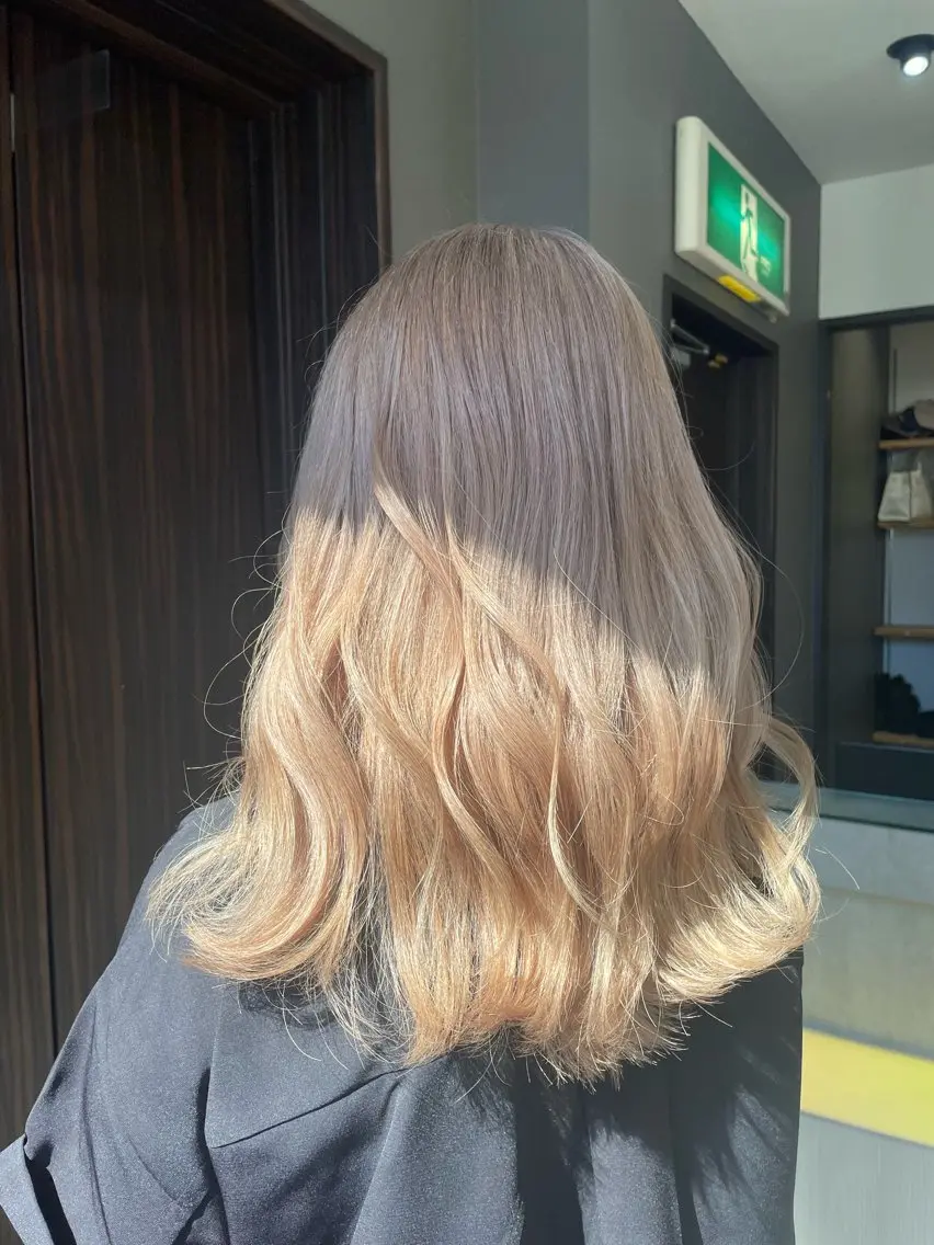 セミロング カラー ベージュカラー ミルクティーベージュ AIRI layer cut hairのヘアスタイル