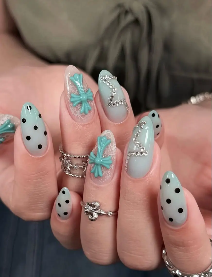 ネイル 長さ出し ガーリー キラキラネイル 韓国ネイル 水色 ハンドネイル ICE Nailsのネイルデザイン