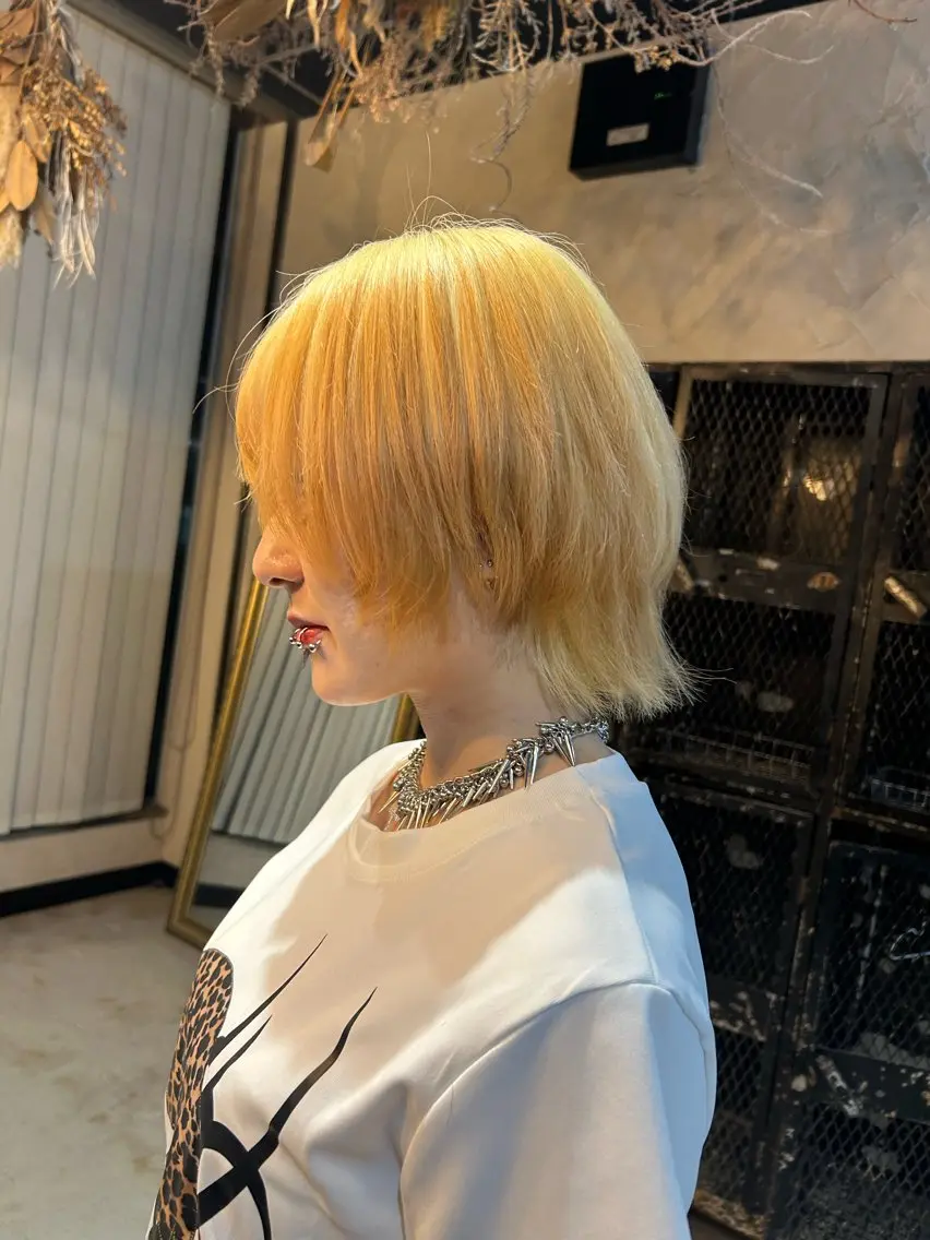 カラー 抜きっぱなしブロンド ヘアカラー 植吉 琉月のヘアスタイル