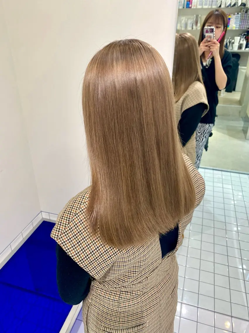 カラー ベージュカラー ブリーチ ミルクティーベージュ 漆崎 相美のヘアスタイル