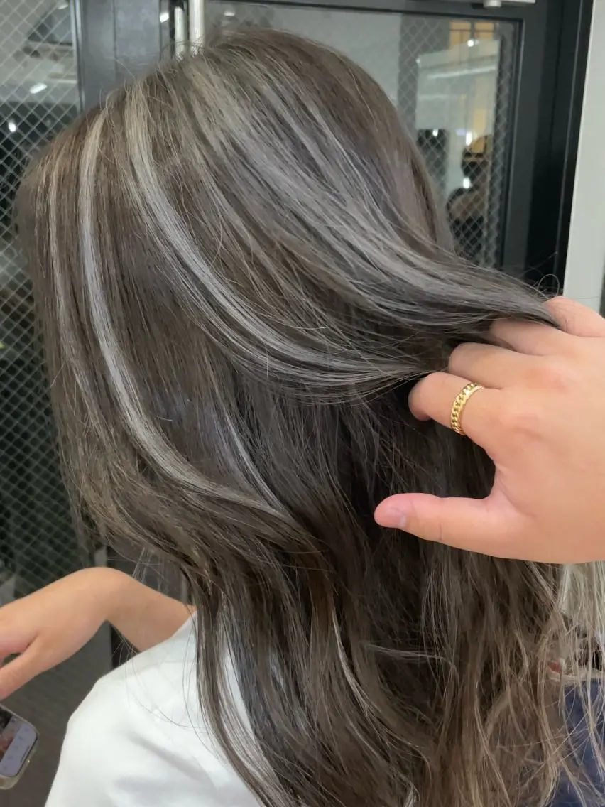 ロング カラー ベージュカラー グレージュ ハイライトカラー ハイトーンカラー ミルクティーベージュ カット ヘアカラー トリートメント 表参道/ハイライト バレイヤージュのヘアスタイル