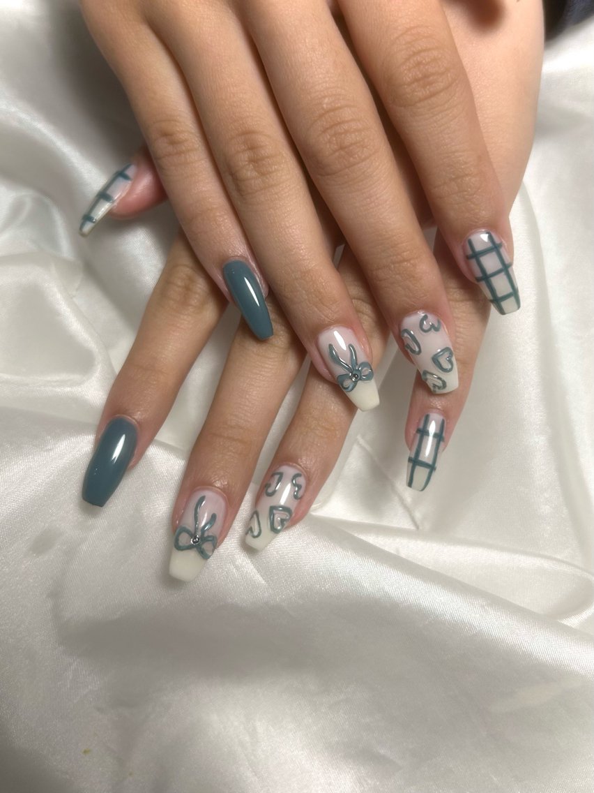セミロング ハンドネイル pas á pas 🩵💛minoriのネイルデザイン