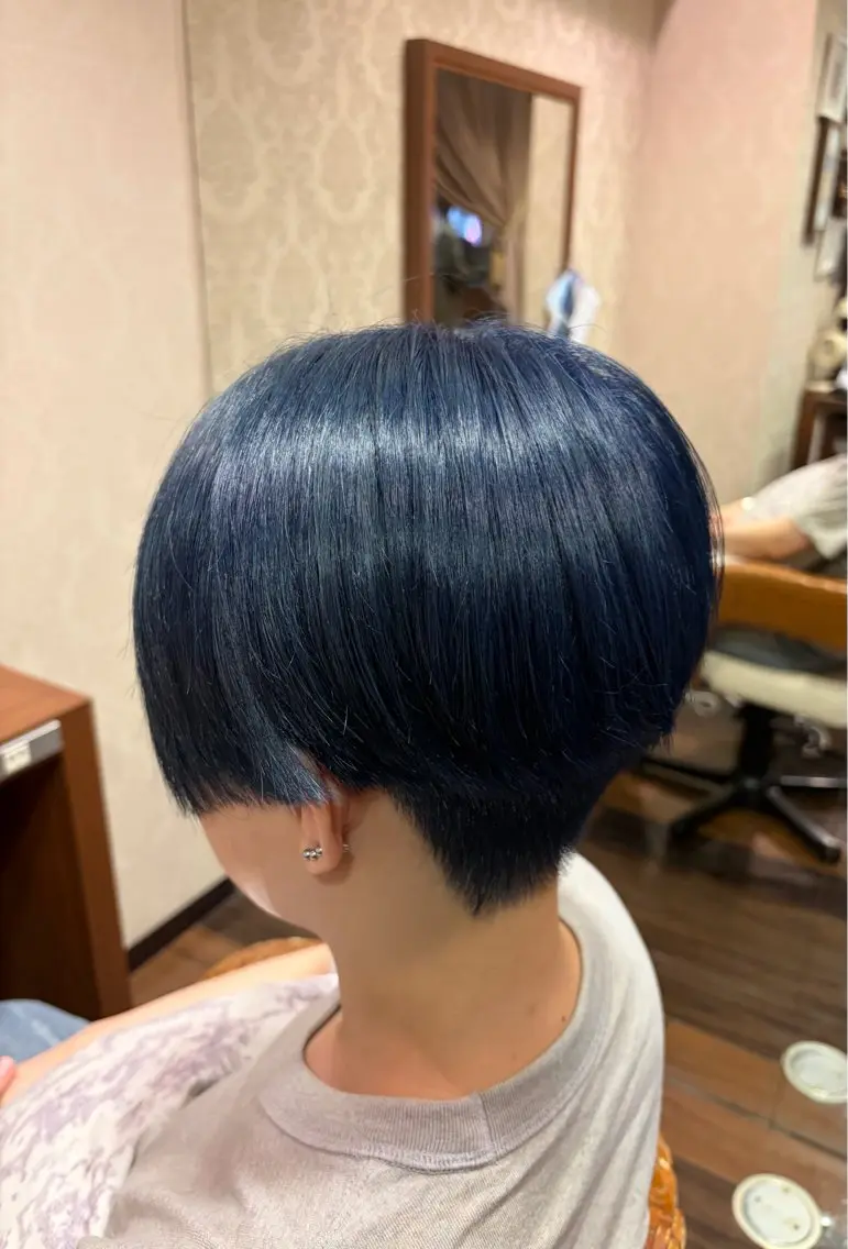 ショート カラー ブリーチ ネイビーカラー ヘアカラー みうら しずく🪐のヘアスタイル