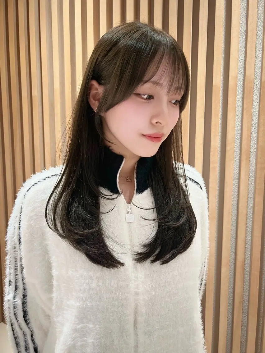 セミロング カラー カット ヘアカラー トリートメント 興津/レイヤー/韓国 透明感カラー/縮毛のヘアスタイル