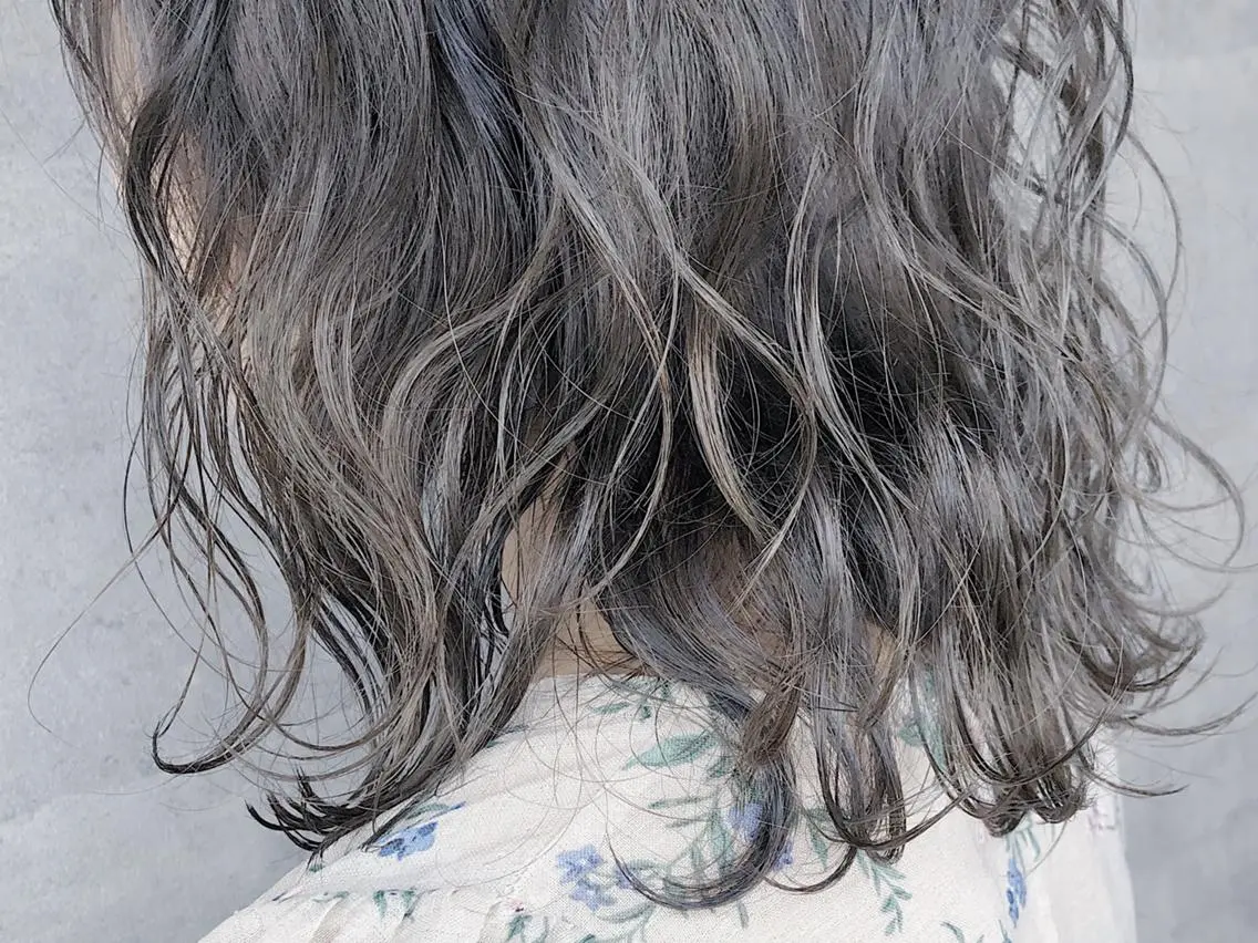 ミディアム カラー _WHITE 天王寺のヘアスタイル