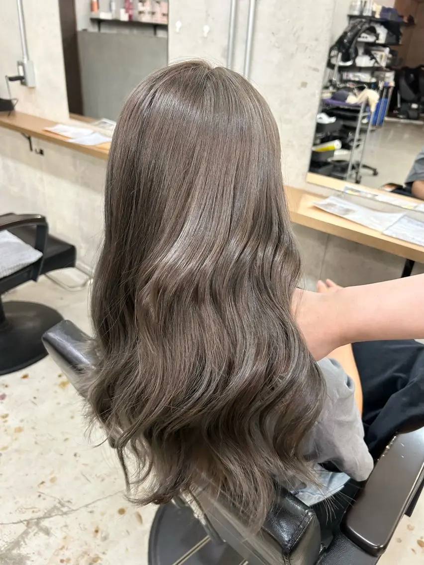 ロング カラー グレージュ 山中 望緒のヘアスタイル