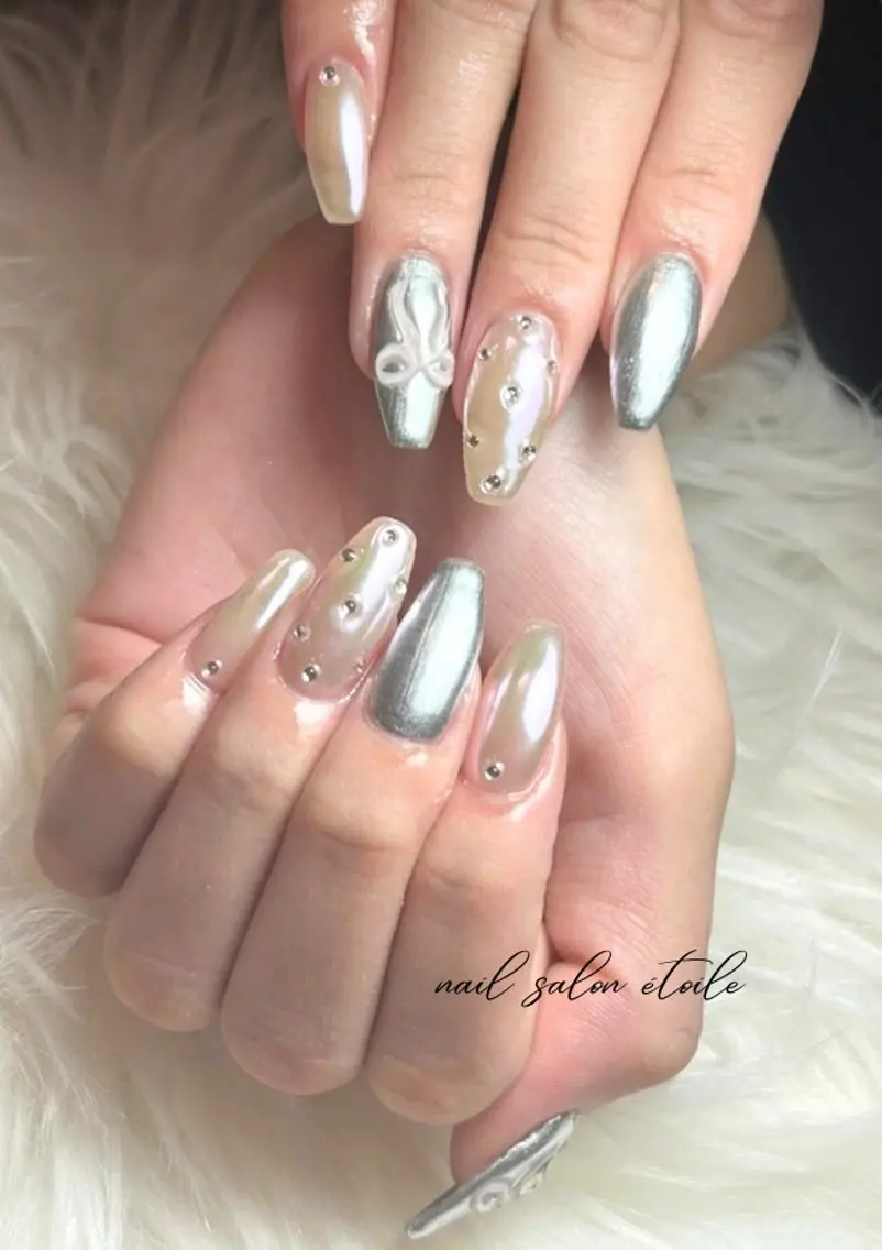ネイル オーロラネイル ロングネイル ミラーネイル リボン シルバー ハンドネイル nail salon étoileのネイルデザイン