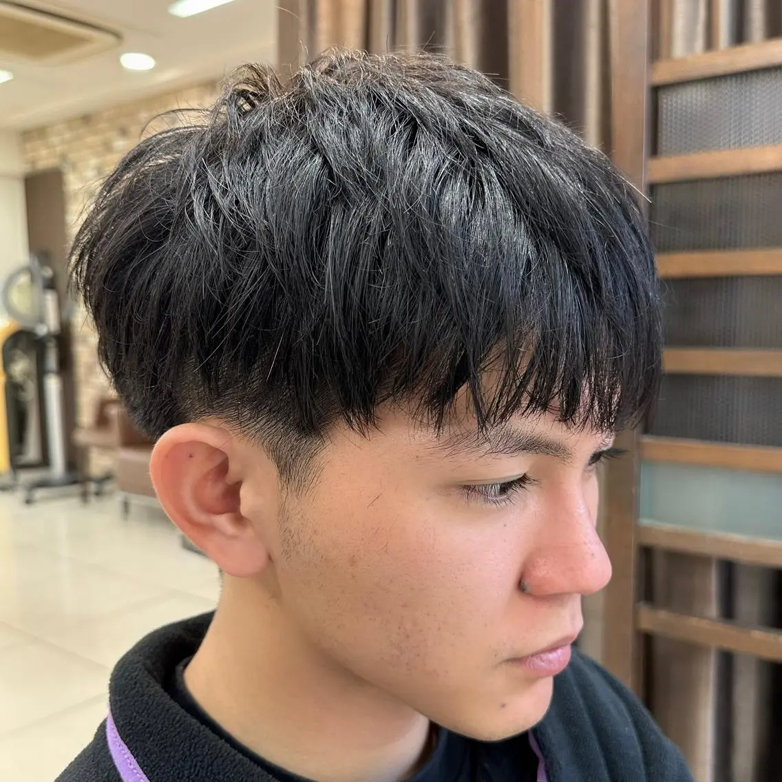 メンズ メンズ特化シャドウパ ーマラウンドマッシュのヘアスタイル