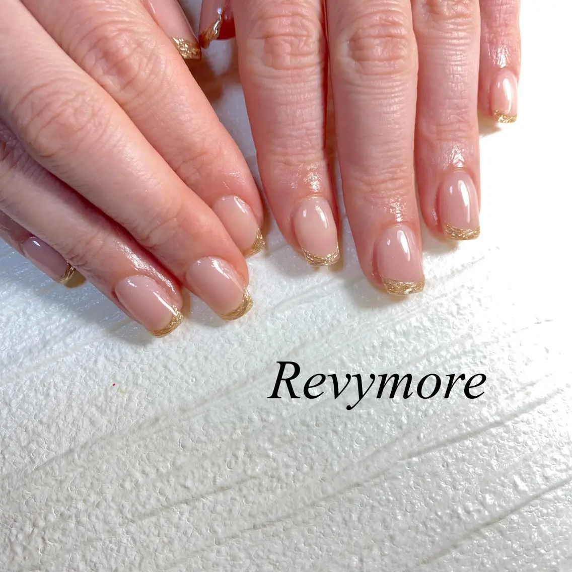ミディアム ネイル 韓国風ヘア フレンチネイル ジェルネイル ゴールド キラキラネイル nail salon Revymoreのネイルデザイン