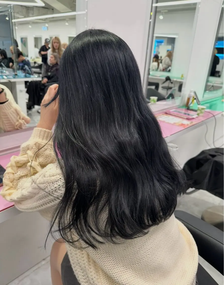 セミロング カラー ヘアアレンジ 黒髪 ブリーチ ブルーカラー ブルーブラック 透明感カラー ヘアカラー トリートメント 🫧モテる💗ダメー ジレスハイトーン🫧のヘアスタイル
