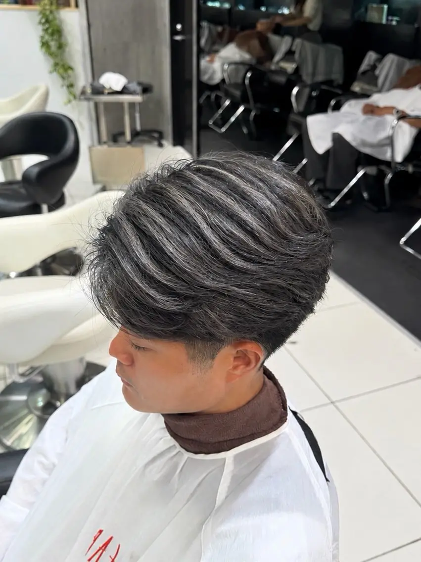 ショート カラー メンズ メンズハイライト 黒髪 ハイライトカラー シルバー ハイライト カット ヘアカラー 【EARTH平塚店】 ✂️野首 京佑✂️のヘアスタイル