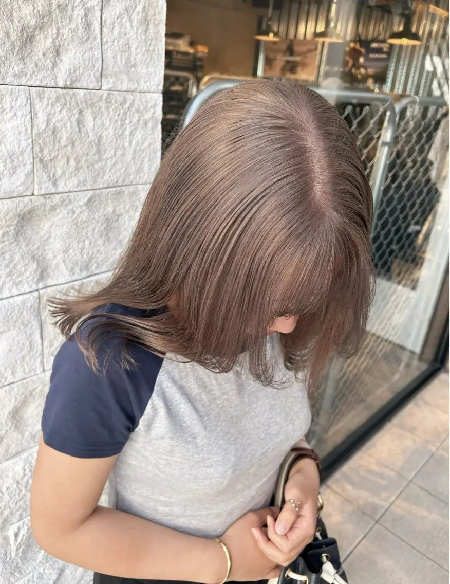 セミロング カラー ハイトーンボブ 前田 表参道　グレージュのヘアスタイル