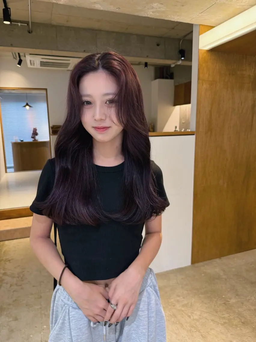 ロング カラー ブリーチ ボルドーカラー miyuki .のヘアスタイル