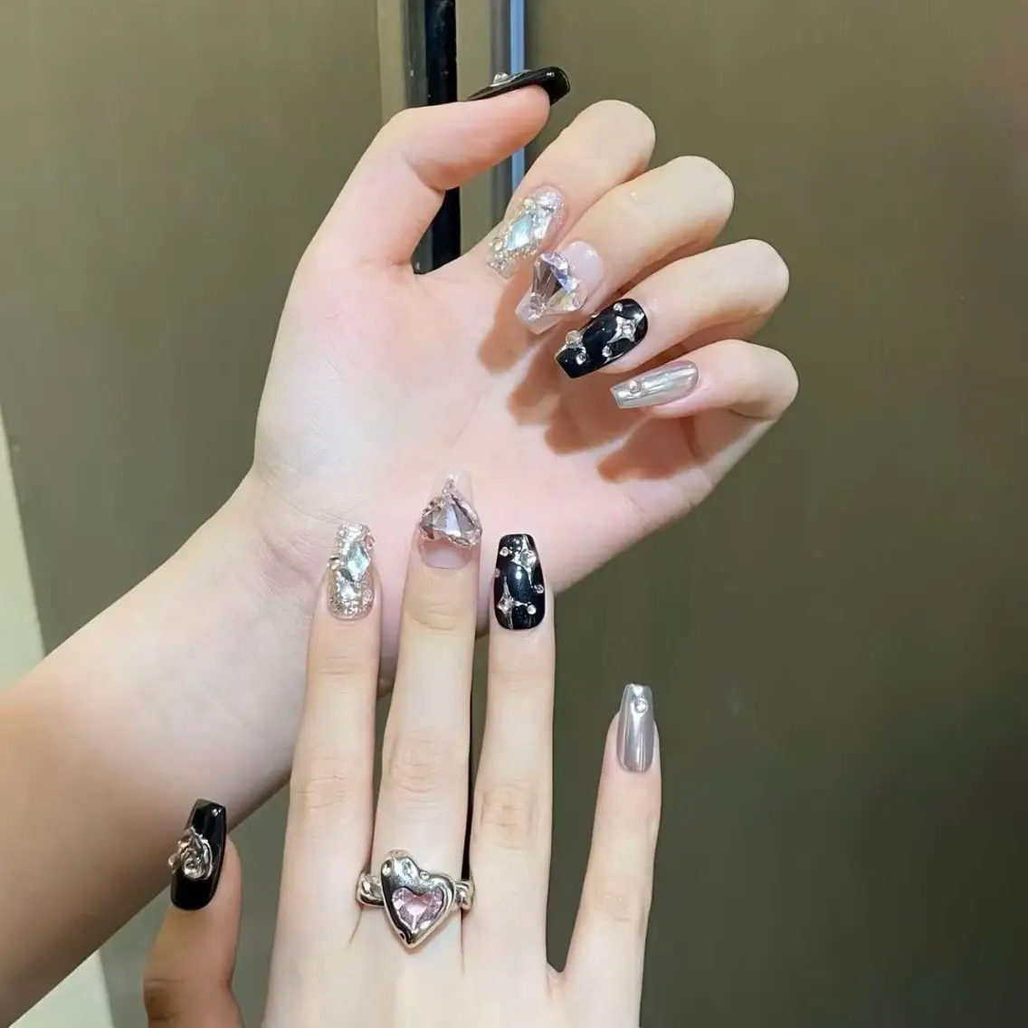 ネイル ハンドネイル RUBYネイルサロン 9Caratsのネイルデザイン