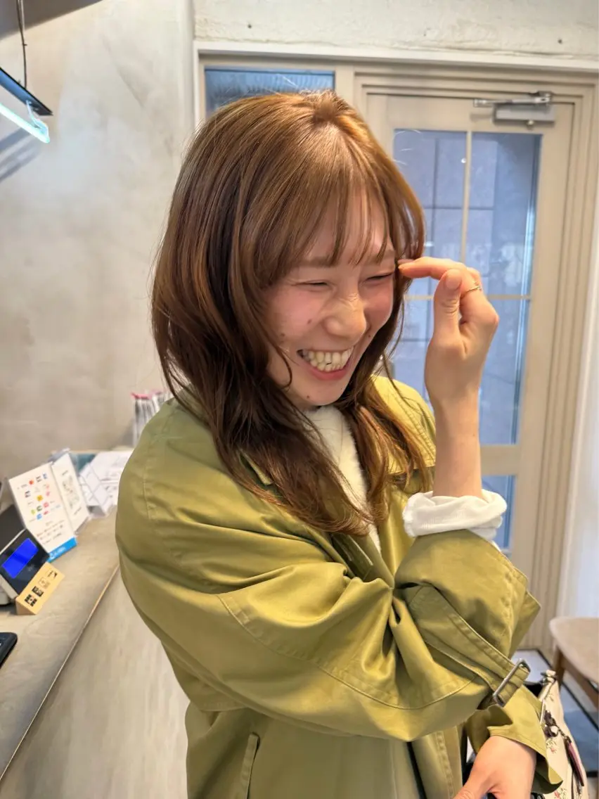 セミロング カラー ミルクティー× グレージュMOMOのヘアスタイル
