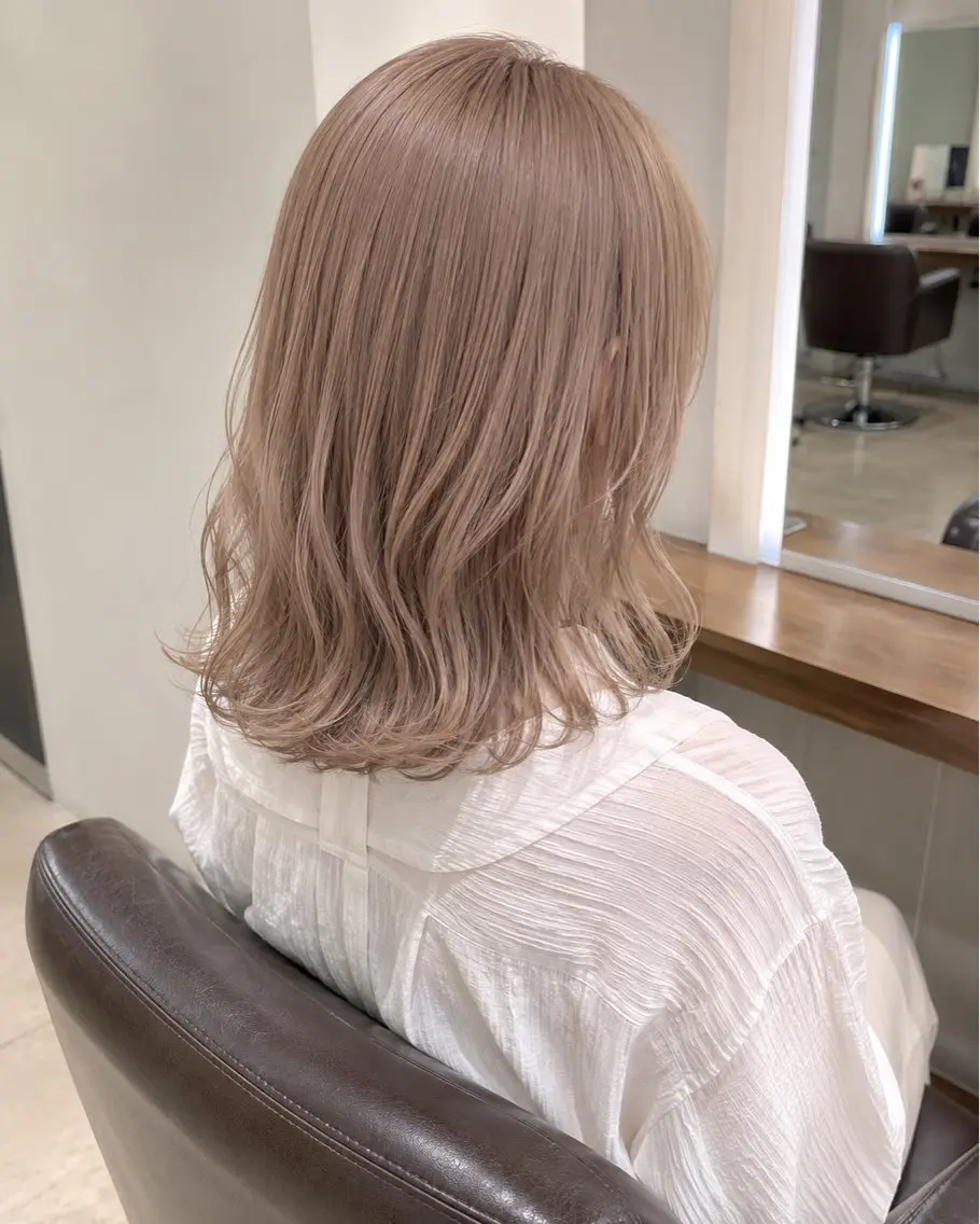 セミロング カラー ベージュカラー ブリーチ 透明感カラー ハイトーンカラー ミルクティーベージュ ヘアカラー トリートメント EARTH 榎本のヘアスタイル