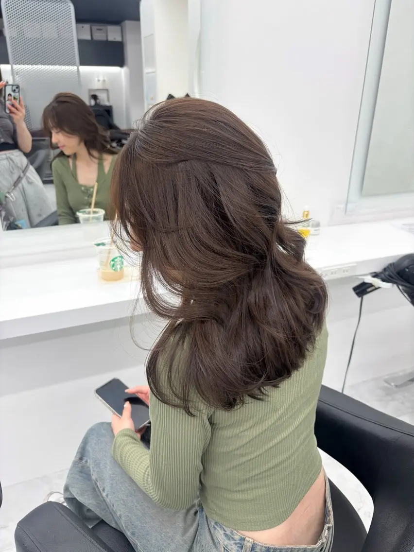 セミロング カラー 抜け感レイヤー︴ ニュアンスカラーのヘアスタイル