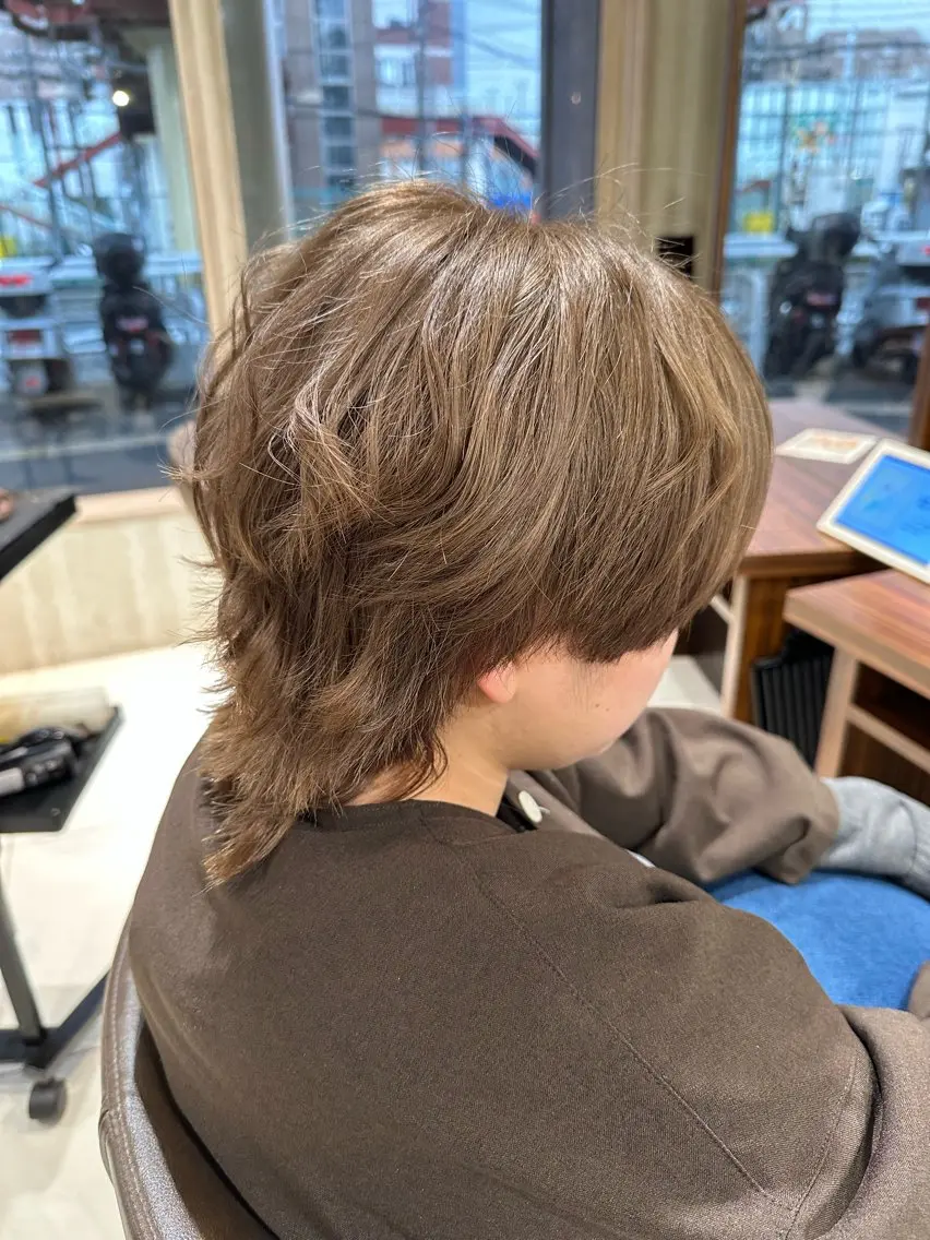 カラー メンズ ベージュカラー ミルクティーベージュ ブリーチ/艶カラー カノ🌼のヘアスタイル