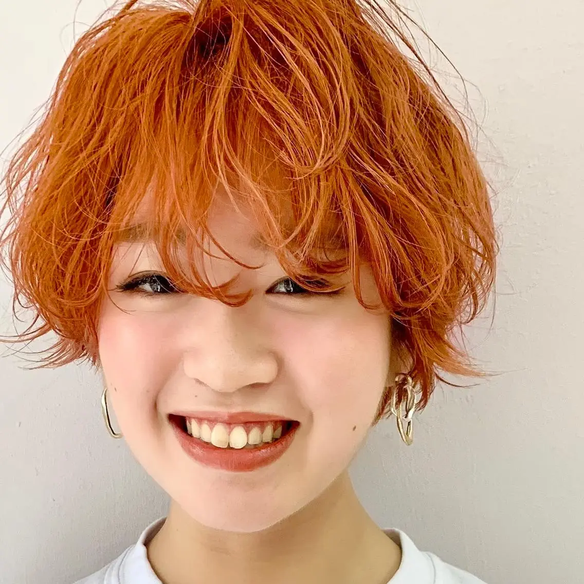 ミディアム カラー パーマ ヘアアレンジ メンズ キッズ ネイル マツエク・マツパ レイヤーカット／ 巻ける縮毛矯正のヘアスタイル