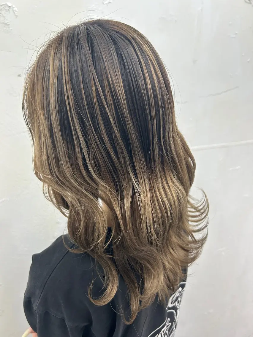 ミディアム カラー シールエクステ バレイヤージュ ベージュカラー ハイライトカラー ハイトーンカラー カット ヘアカラー トリートメント レイヤー/エクステ alpha下妻のヘアスタイル