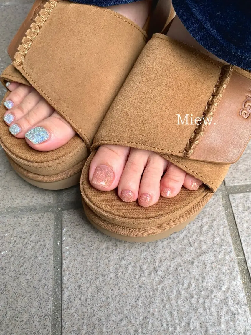 ネイル フラッシュネイル フットネイル キラキラネイル Mina🫧 【Miew.】のネイルデザイン
