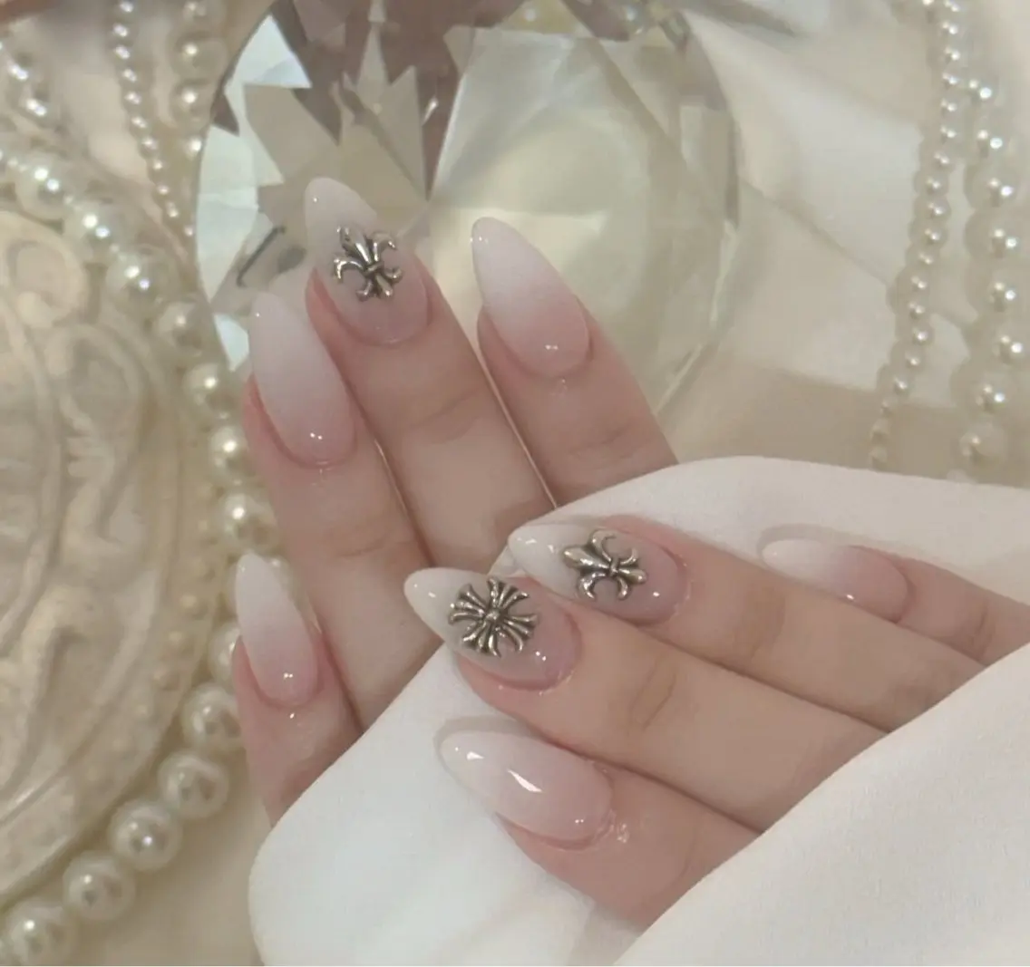 ネイル キラキラネイル マグネットネイル ぷっくりネイル 春ネイル ワンホンネイル ハンドネイル Lyna 池袋のネイルデザイン