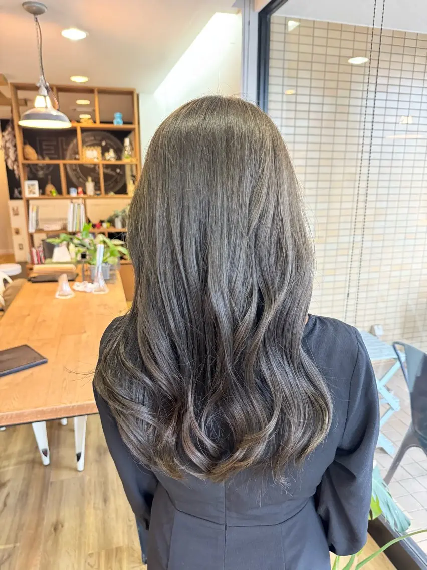 ロング カラー オリーブカラー ヘアカラー トリートメント ツキダテ ユイのヘアスタイル