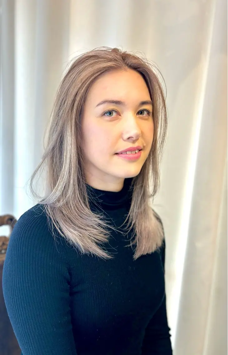 セミロング レイヤーカット 伊藤 成美のヘアスタイル