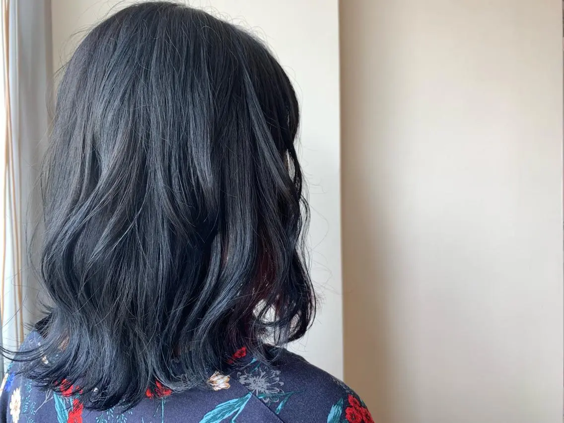 ミディアム カラー 黒髪 ブリーチ ブルーカラー ブルーブラック ヘアカラー ボブウルフ／ボブ Satsuki【名駅のヘアスタイル