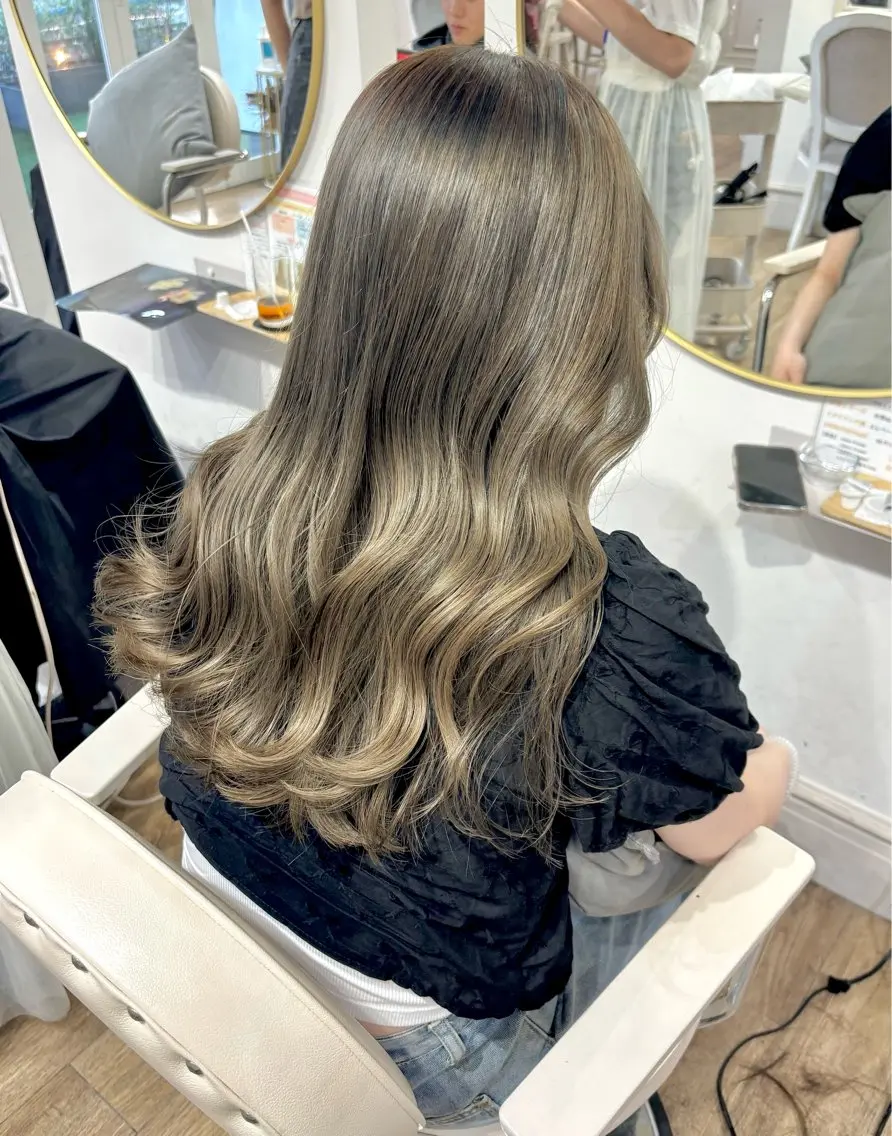 ロング カラー ブリーチ ダブルカラー ブリーチなしカラー ヘアカラー トリートメント Risa🐈⬛/ グレージュ/透明感のヘアスタイル