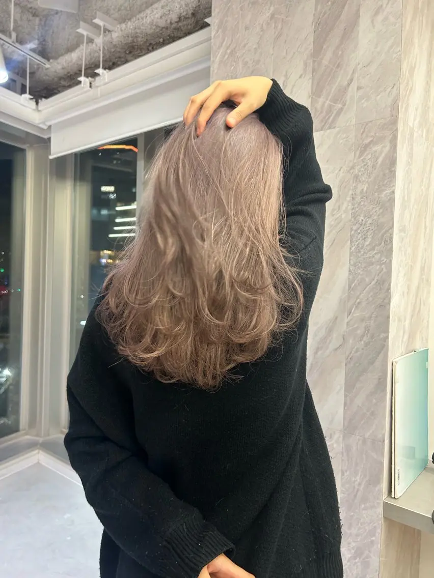 ロング カラー ハイトーンカラー レイヤーカット EIGHT mana 海外グレージュ🥥のヘアスタイル