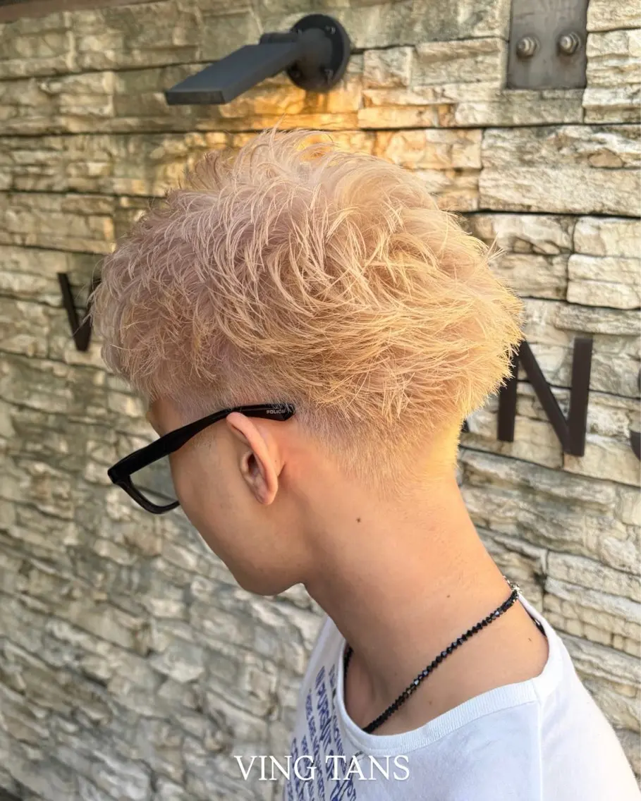 カラー メンズ スパイキーショート ブロンド ヘアカラー 國田拓海 / VINGTANSのヘアスタイル