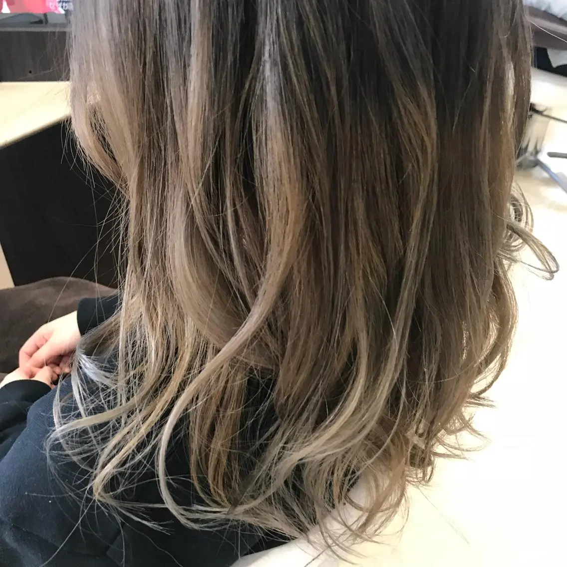セミロング カラー ベージュカラー ブリーチ ミルクティーベージュ トリートメント カット ヘアカラー Oopsレイヤー 加藤澄都のヘアスタイル