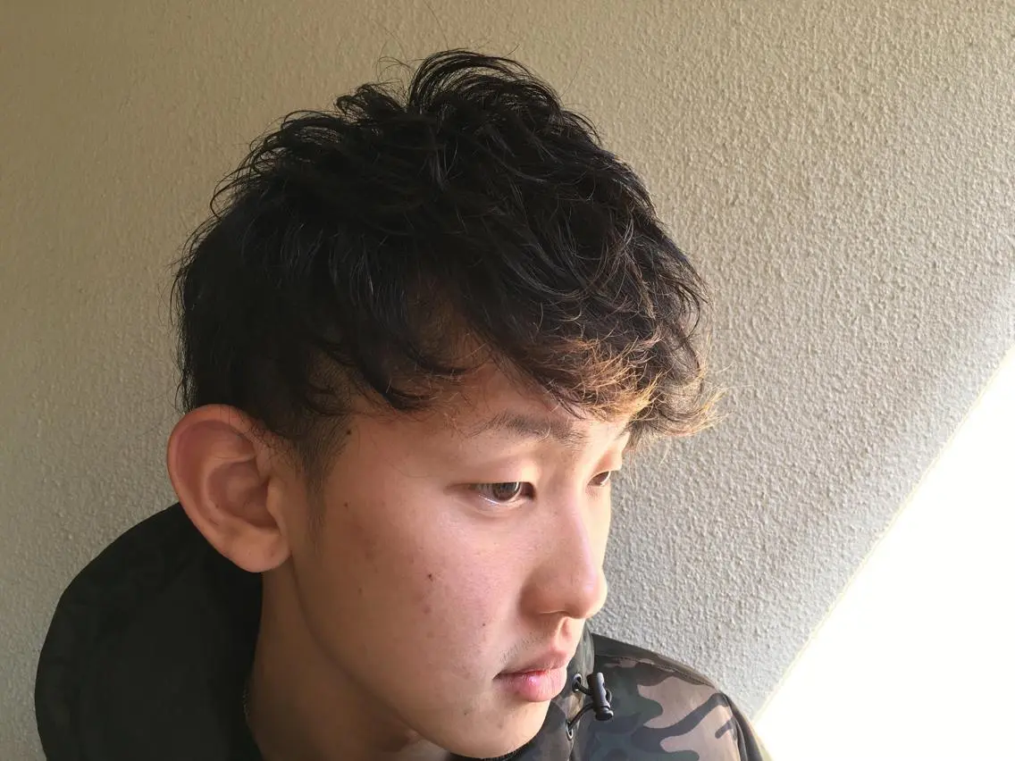 ショート パーマ メンズ 刈り上げ カット ヘアカラー 島田 竜也のヘアスタイル