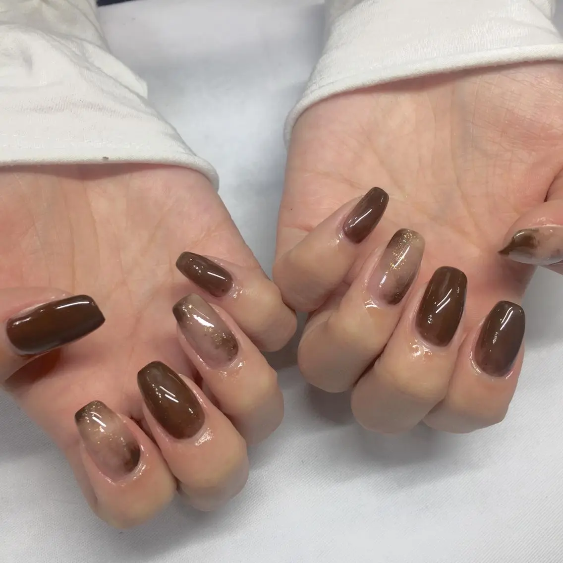 ネイル ブラウン ニュアンスネイル ガール ネイルサロンのネイルデザイン