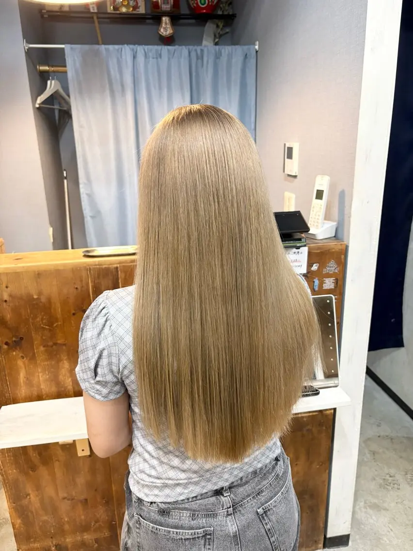 カラー ベージュカラー ブリーチ ミルクティーベージュ カット ヘアカラー Trip/ AYUのヘアスタイル