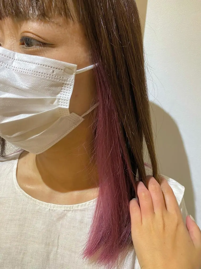 カットカラーインナーカラートリートメント(耳周り)の写真