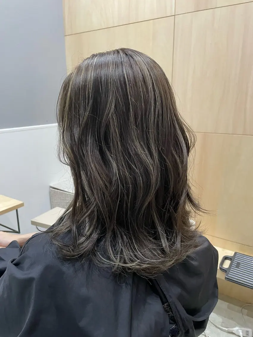 ミディアム カラー ハイライトカラー ハイライト miloc かおりのヘアスタイル