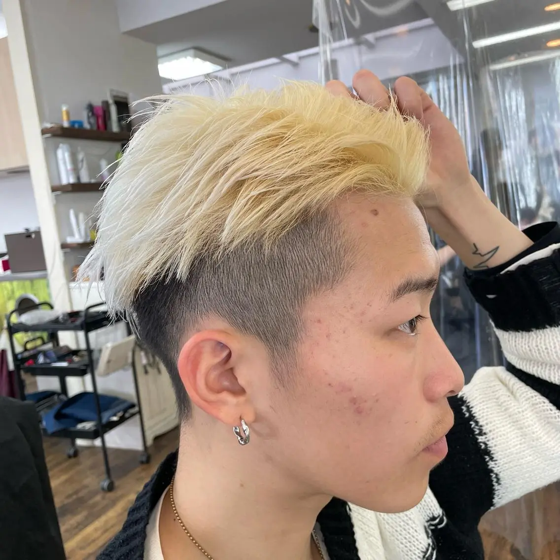 カラー メンズ メンズブリーチ 刈り上げ ブリーチ 抜きっぱなしブロンド カット ヘアカラー 【メンズ特化】渡部 京弘/パーマのヘアスタイル