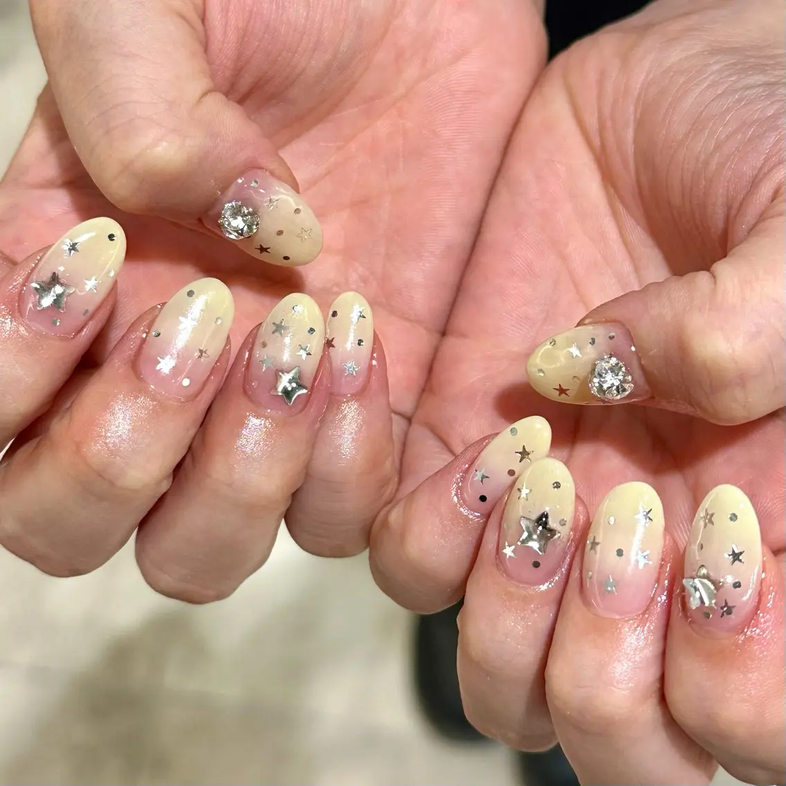 ネイル グラデーション キラキラネイル 黄色 ハンドネイル Umezawa Minoriのネイルデザイン