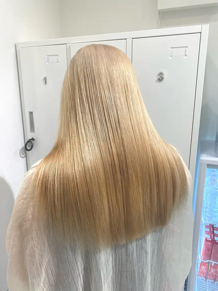 カラー ベージュカラー ブリーチ ブロンド ブロンドベージュ 漆崎 相美のヘアスタイル