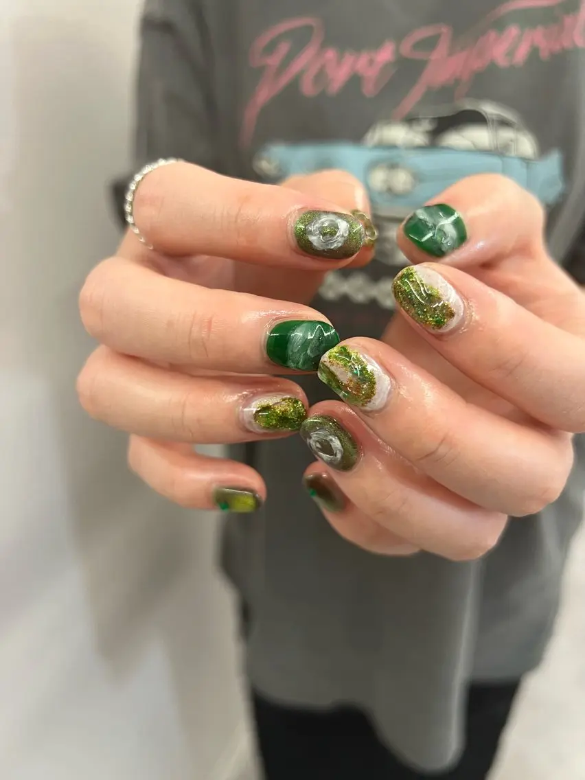 ネイル ジェルネイル グリーン マグネットネイル ニュアンスネイル パラジェル Bana_ Nailのネイルデザイン