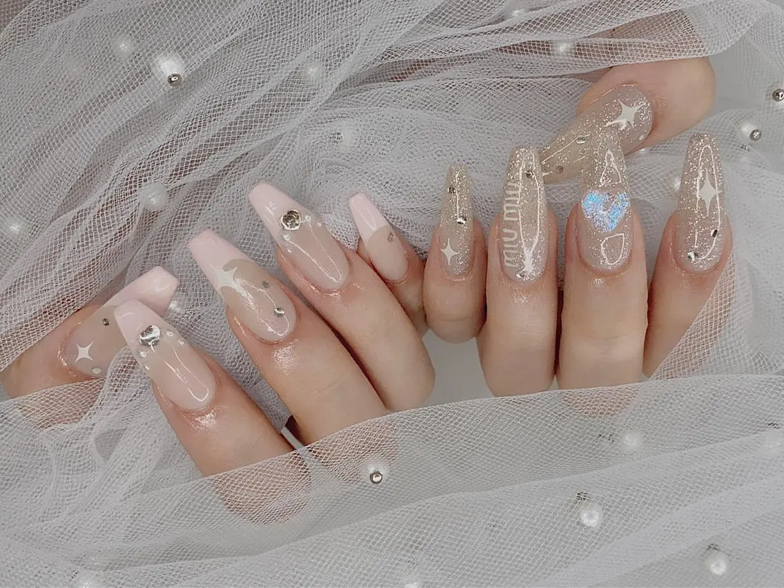 ネイル フレンチネイル I-nailロング /ワンホン/キラキラのネイルデザイン