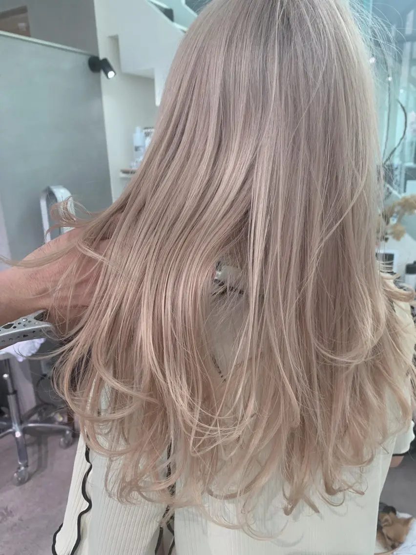 セミロング カラー ベージュカラー ホワイトベージュ ヘアカラー トリートメント CHERIEブリーチ ダブルカラー 天神のヘアスタイル