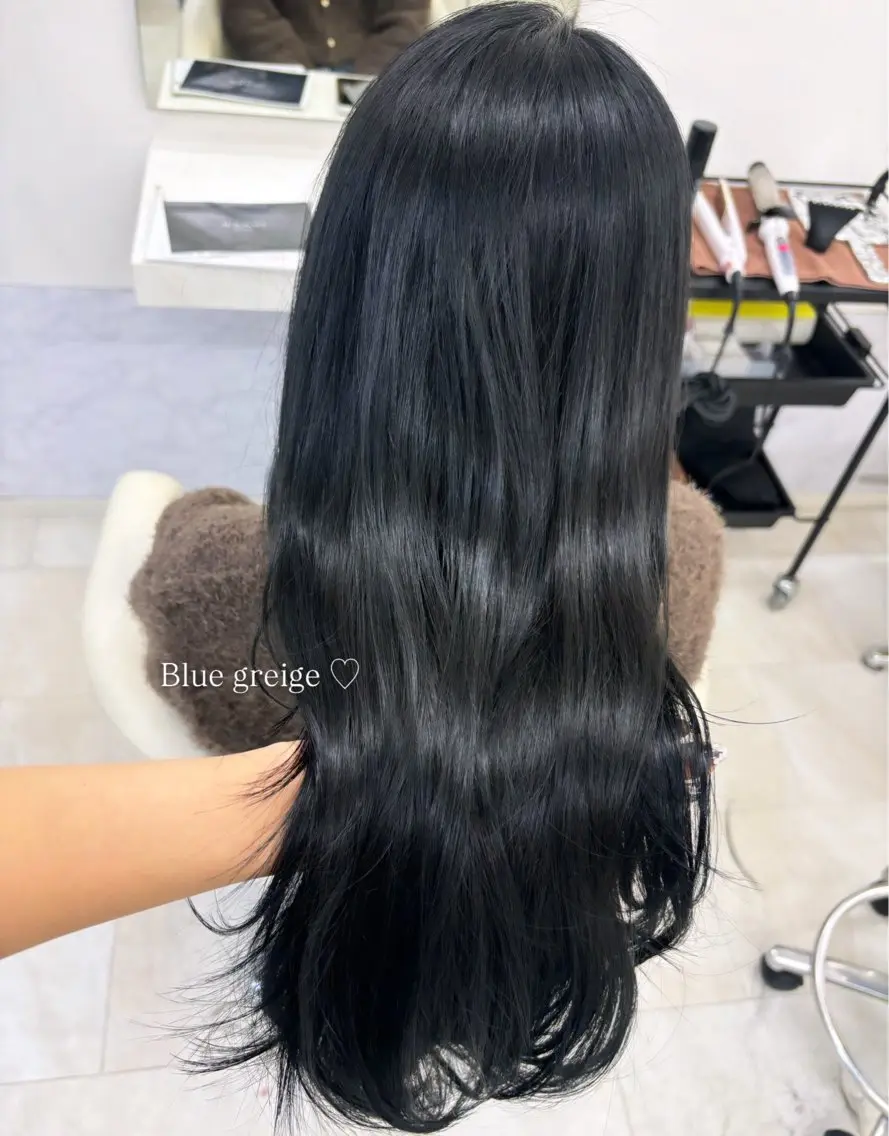 ロング カラー ヘアアレンジ ブルーカラー ブルーグレー ブルーグレージュ 透明感カラー グレージュ momo /レイヤー/暖色のヘアスタイル