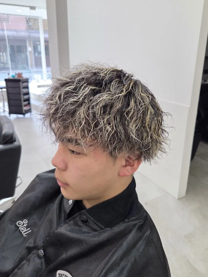 ショート パーマ メンズ カラー メンズハイライト ハイライトカラー ハイライト カット パーマ 桐島 令奈のヘアスタイル