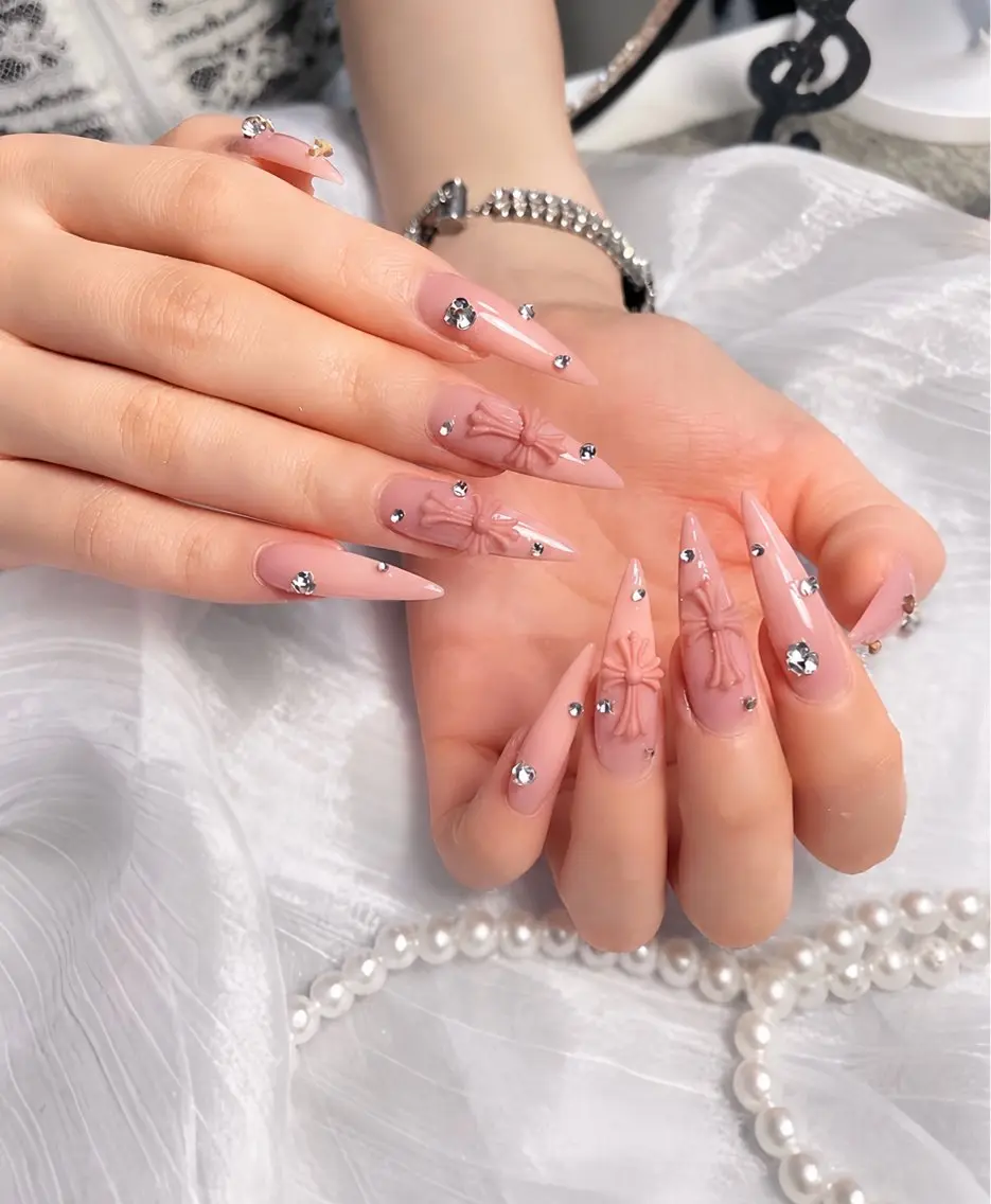 ネイル キラキラネイル マグネットネイル ぷっくりネイル ネイルチップ ワンホンネイル ハンドネイル Lyna 池袋のネイルデザイン