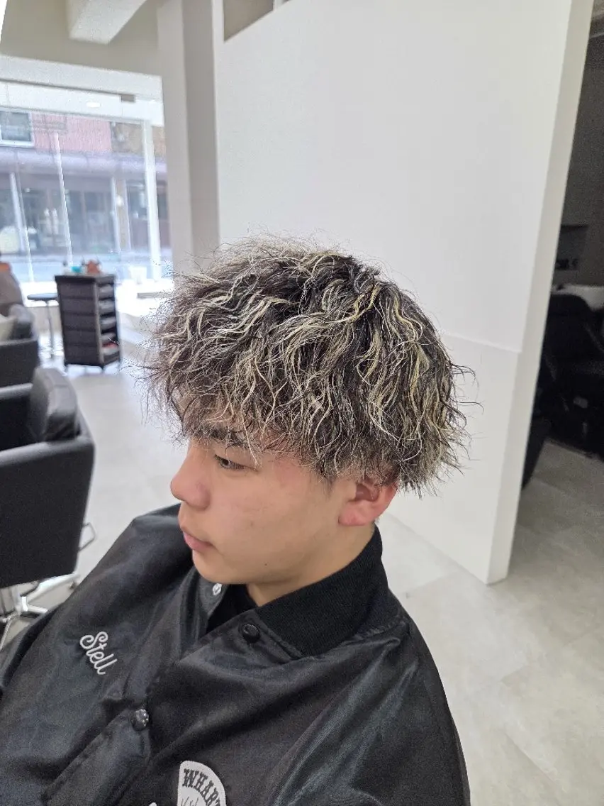 ショート パーマ メンズ メンズハイライト ハイライト カット パーマ 桐島 令奈のヘアスタイル